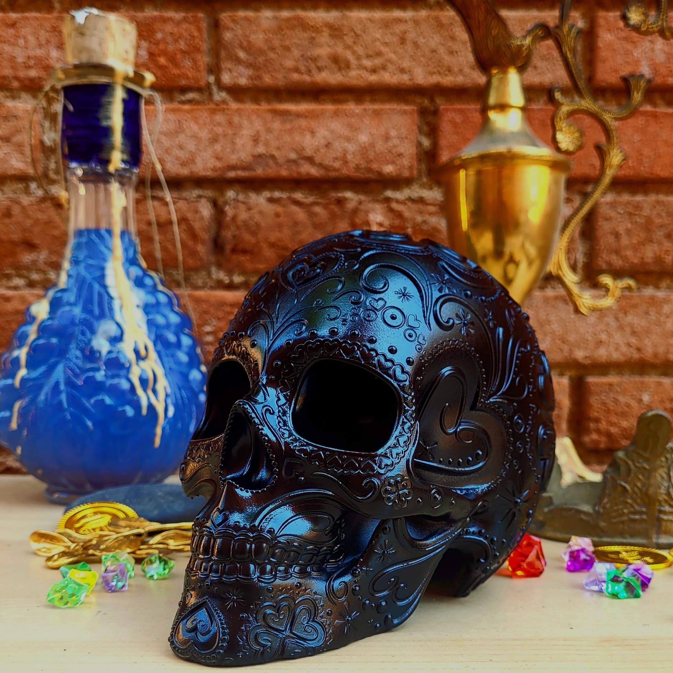 Calavera con relieve ornamental impresa en resina, acabado oscuro iridiscente