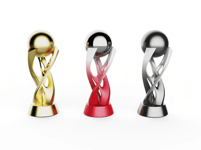 Tres trofeos en espiral con esfera, en acabado dorado, rojo y plateado